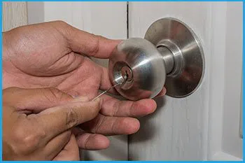 Lock Locksmith Services Pontiac, MI 248-491-8779 - 14-unlock-door